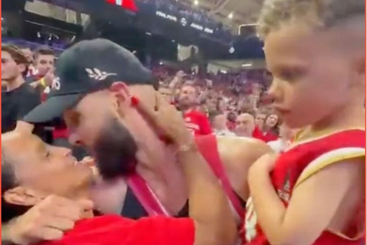 Ο MVP Φουρνιέ πανηγύρισε την κορυφή της Ευρώπης αγκαλιά με τη σύζυγο και τα παιδιά του